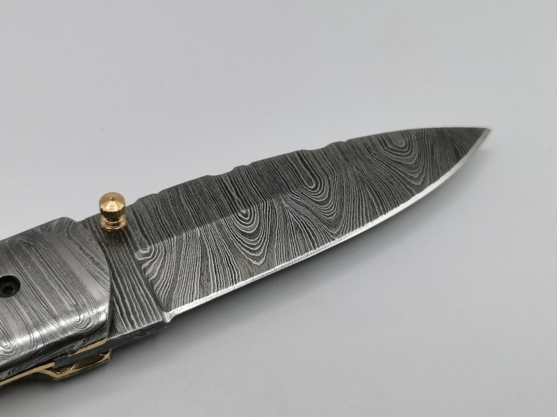 Détail pointe lame damas trempée 62 HRC couteau pliant L'Alpille