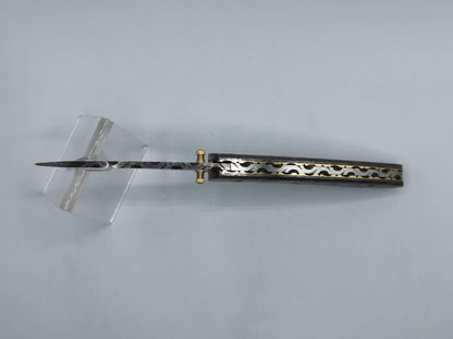 Couteau pliant ouvert L'Alpille vue de dessus dos laiton ajouré style navette
