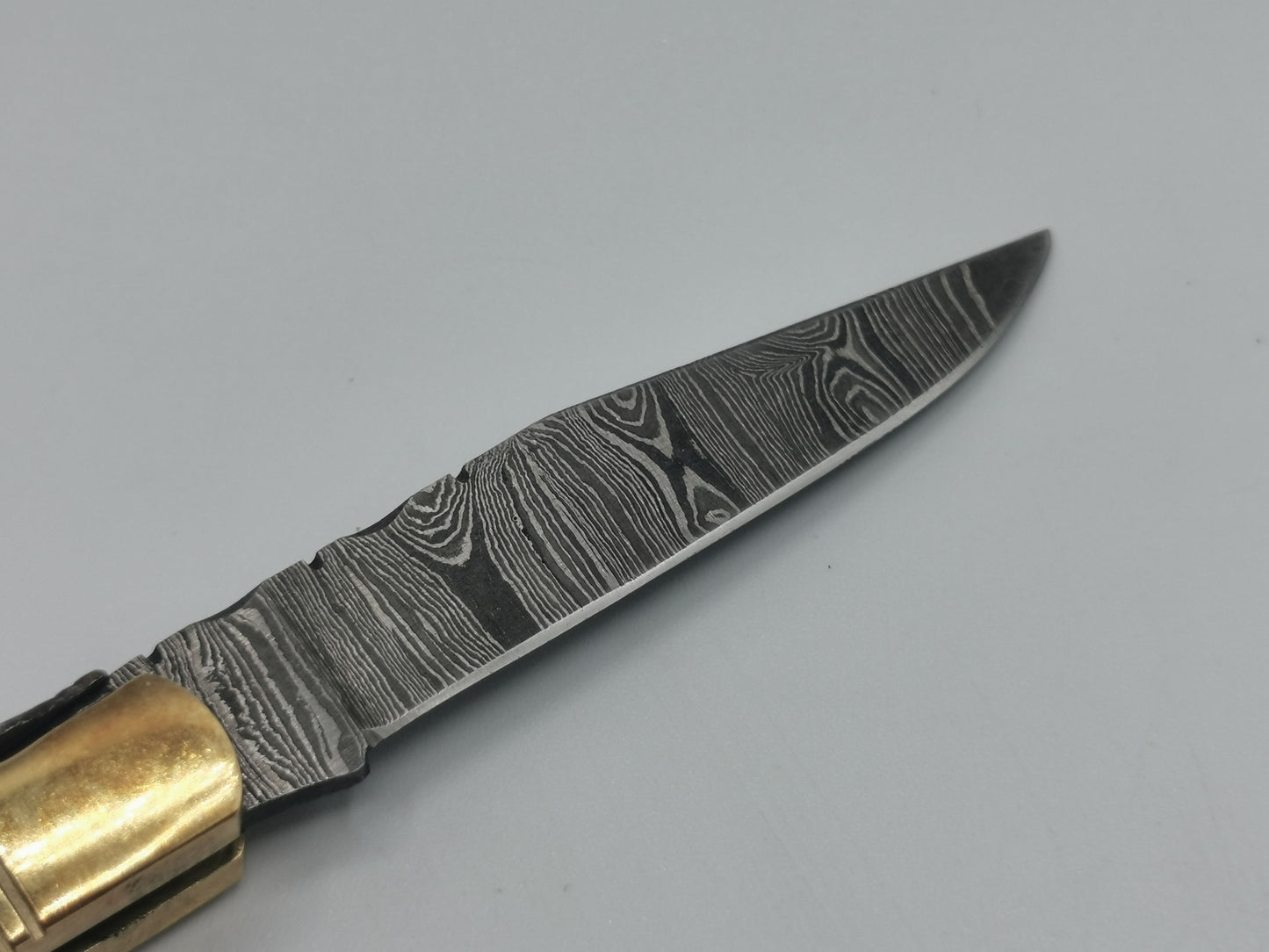 Zoom sur la pointe de lame damas du couteau sommelier L'Arlésien Hosteel