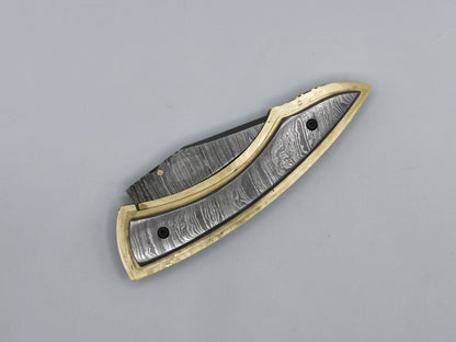 Couteau de poche Le Olympe fermé, vue de dessus, manche acier damas et laiton guilloché coutellerie Hosteel