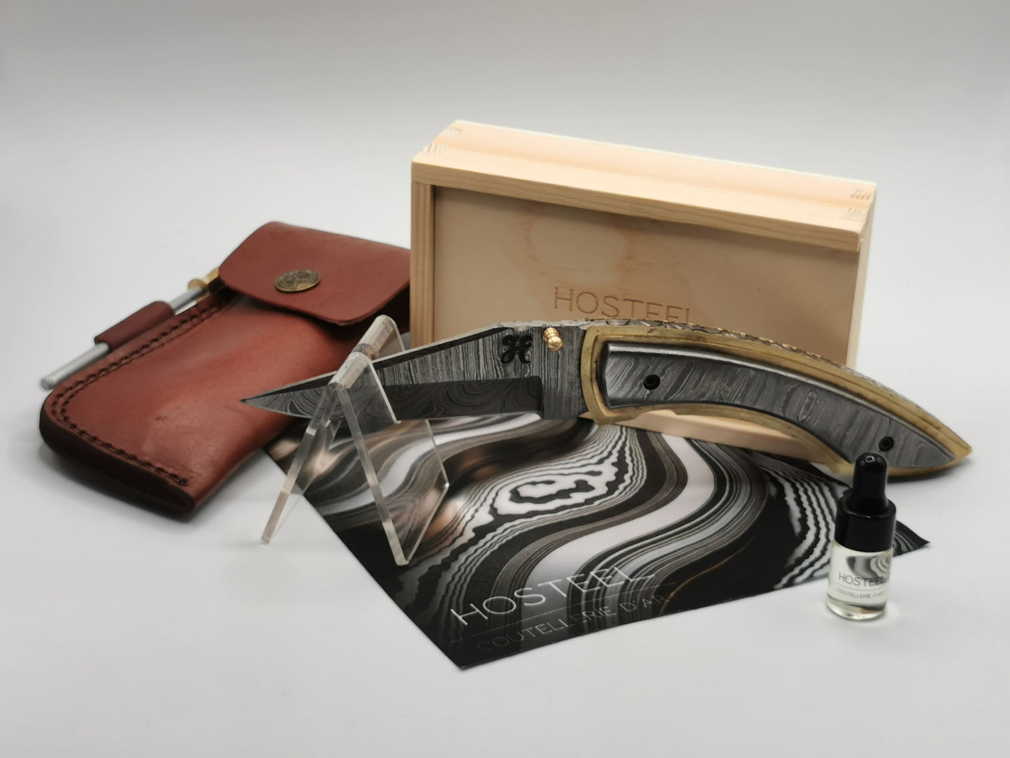Coffret complet du couteau Le Olympe Hosteel : couteau, étui cuir, boîte en bois, huile d'entretien