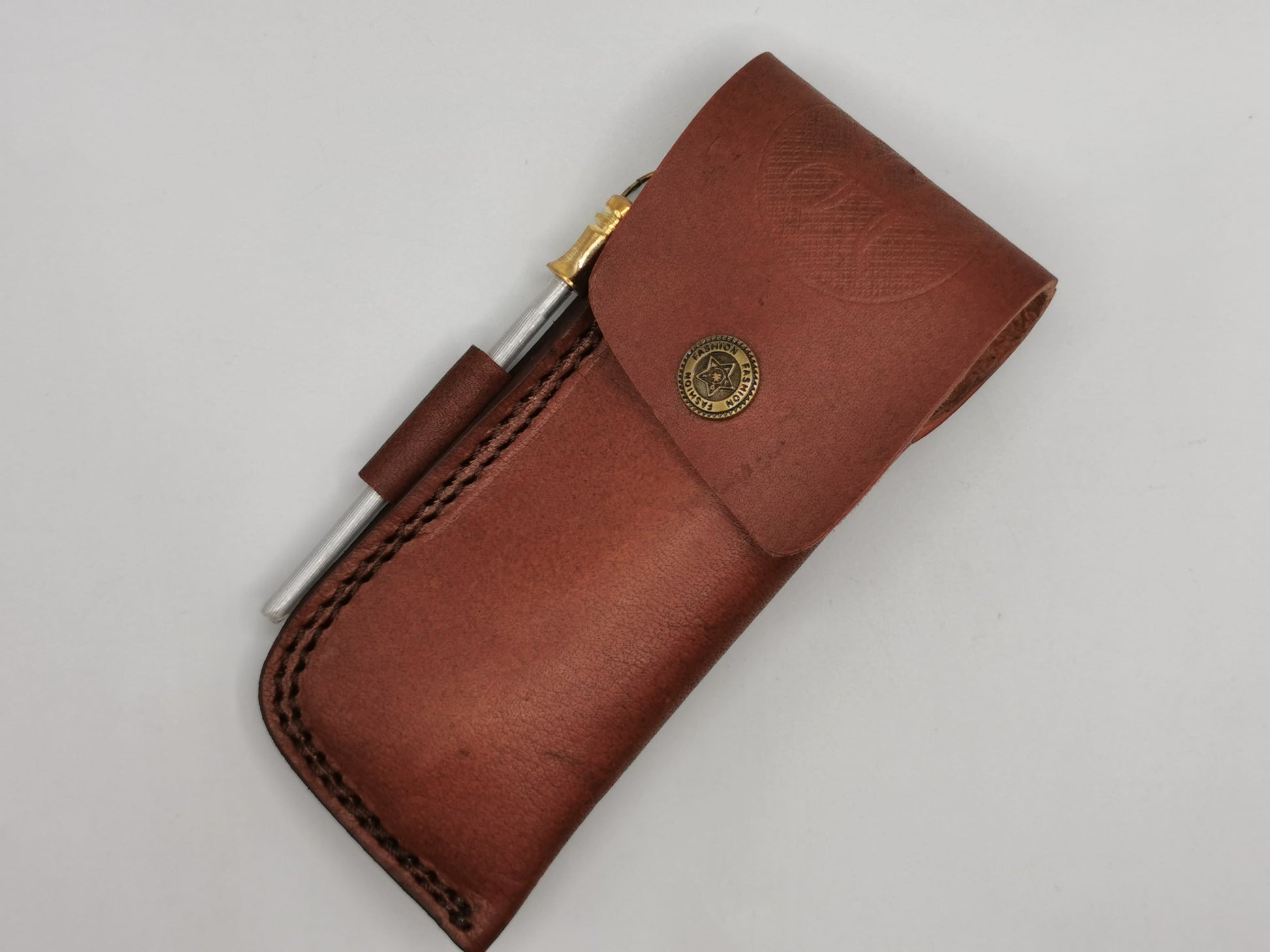 Étui en cuir de vachette cousu main pour couteau pliant Le Olympe – Hosteel Coutellerie
