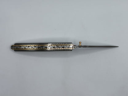 Couteau pliant artisanal Le Olympe ouvert, lame acier damas et manche galbé en laiton