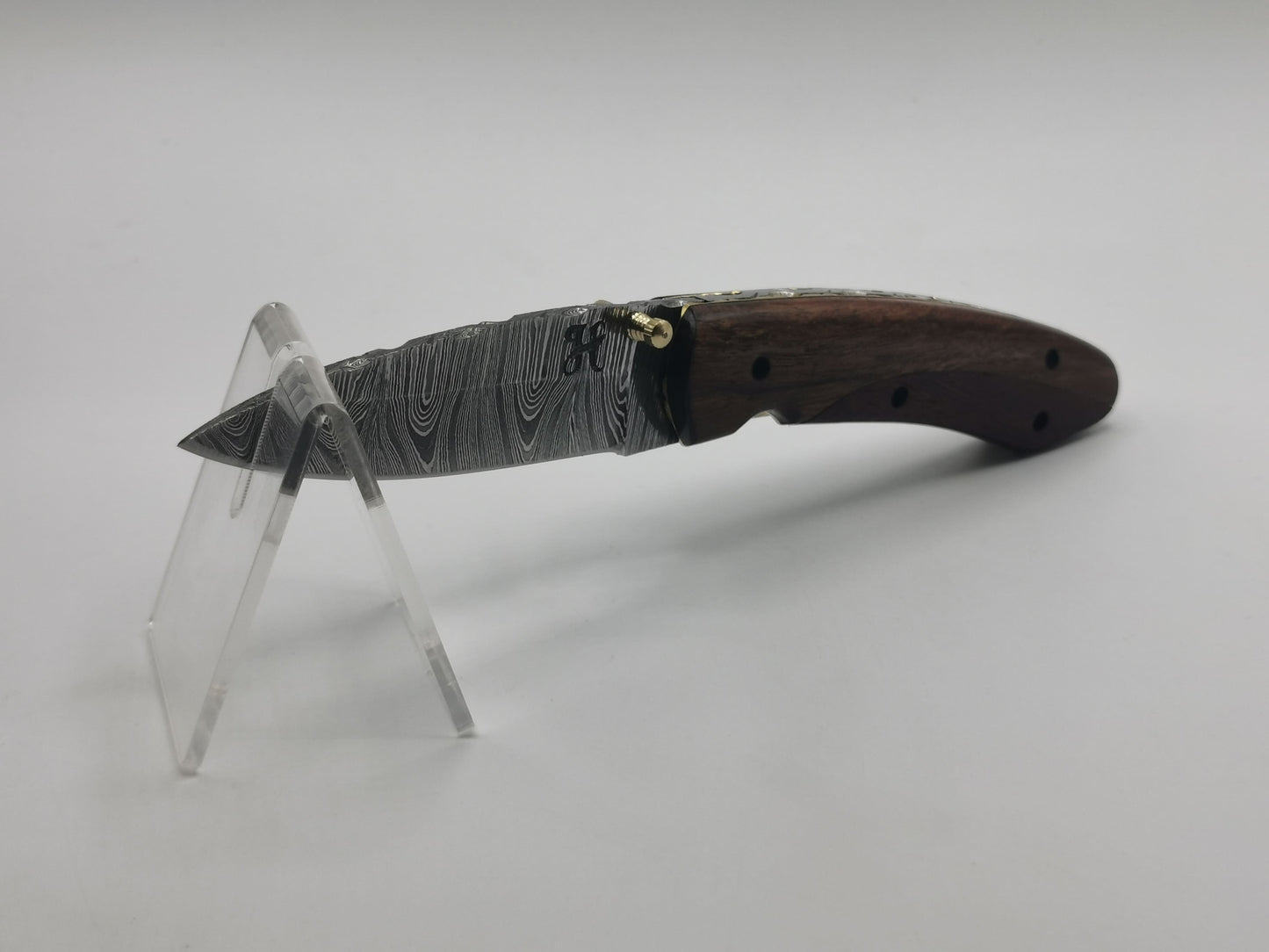 Couteau de poche Le Baou posé lame ouverte présentoir vue latérale