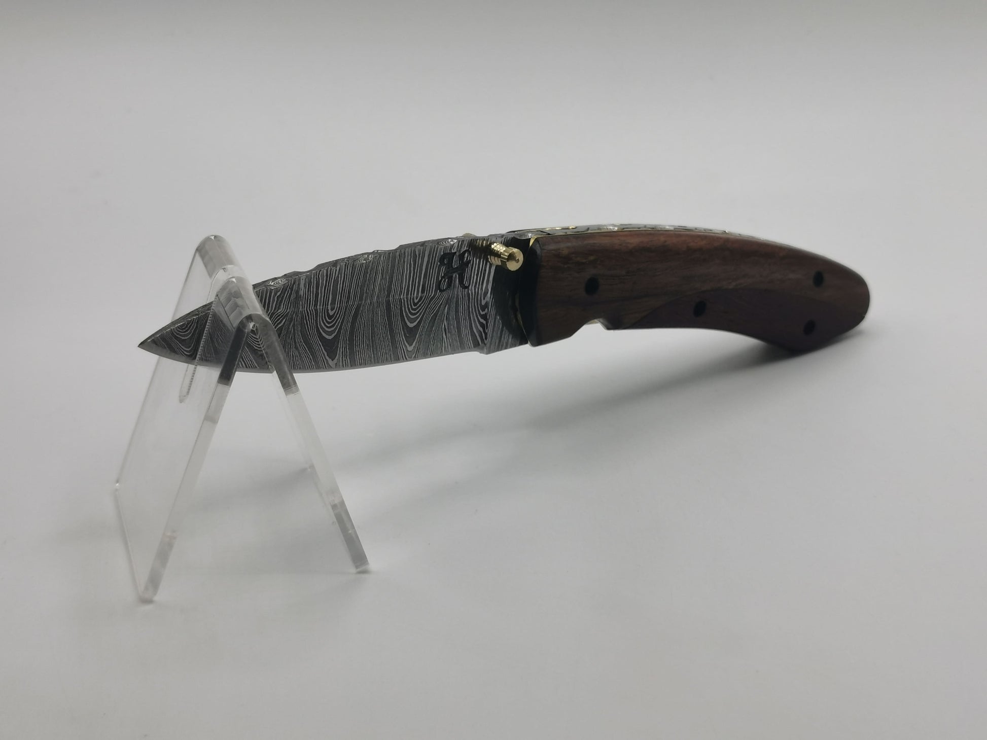 Couteau de poche Le Baou posé lame ouverte présentoir vue latérale
