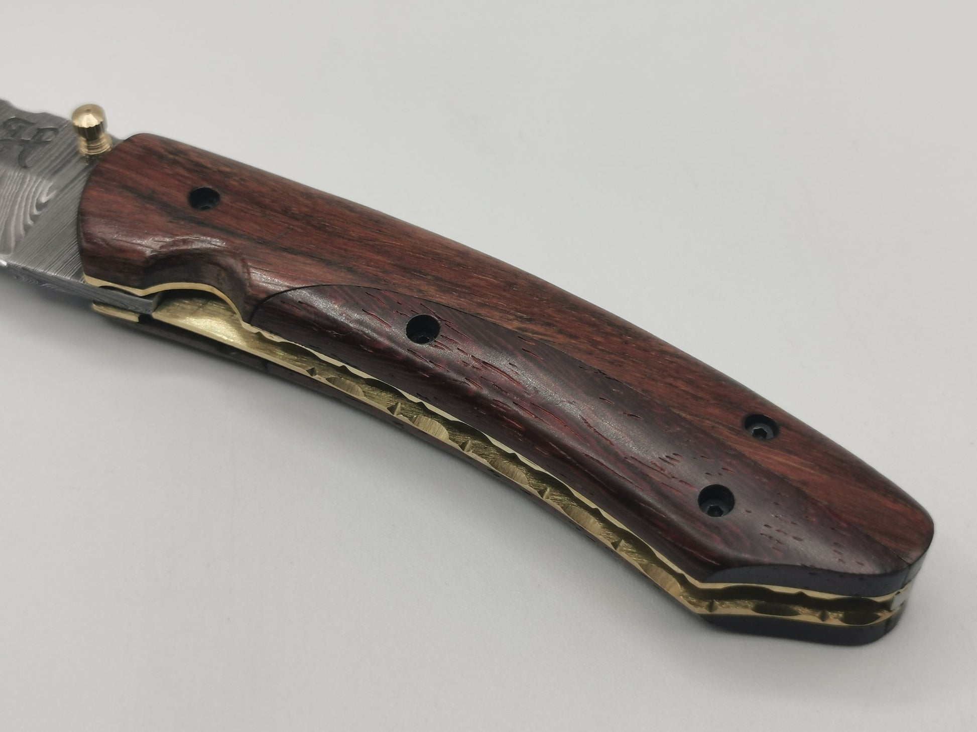 Manche couteau pliant bois de noyer et mitres laiton ciselé Le Baou Hosteel