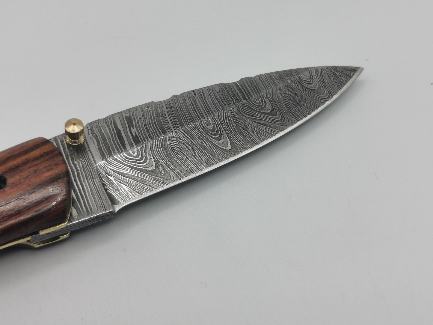 Détail pointe lame damas trempée 62 HRC couteau pliant Le Baou