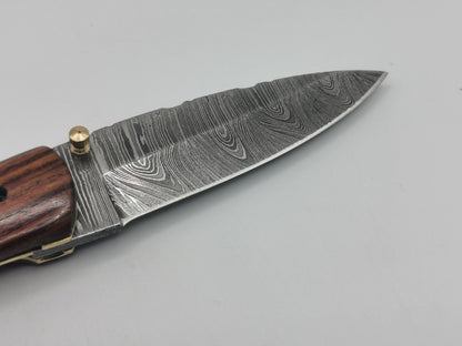 Détail pointe lame damas trempée 62 HRC couteau pliant Le Baou