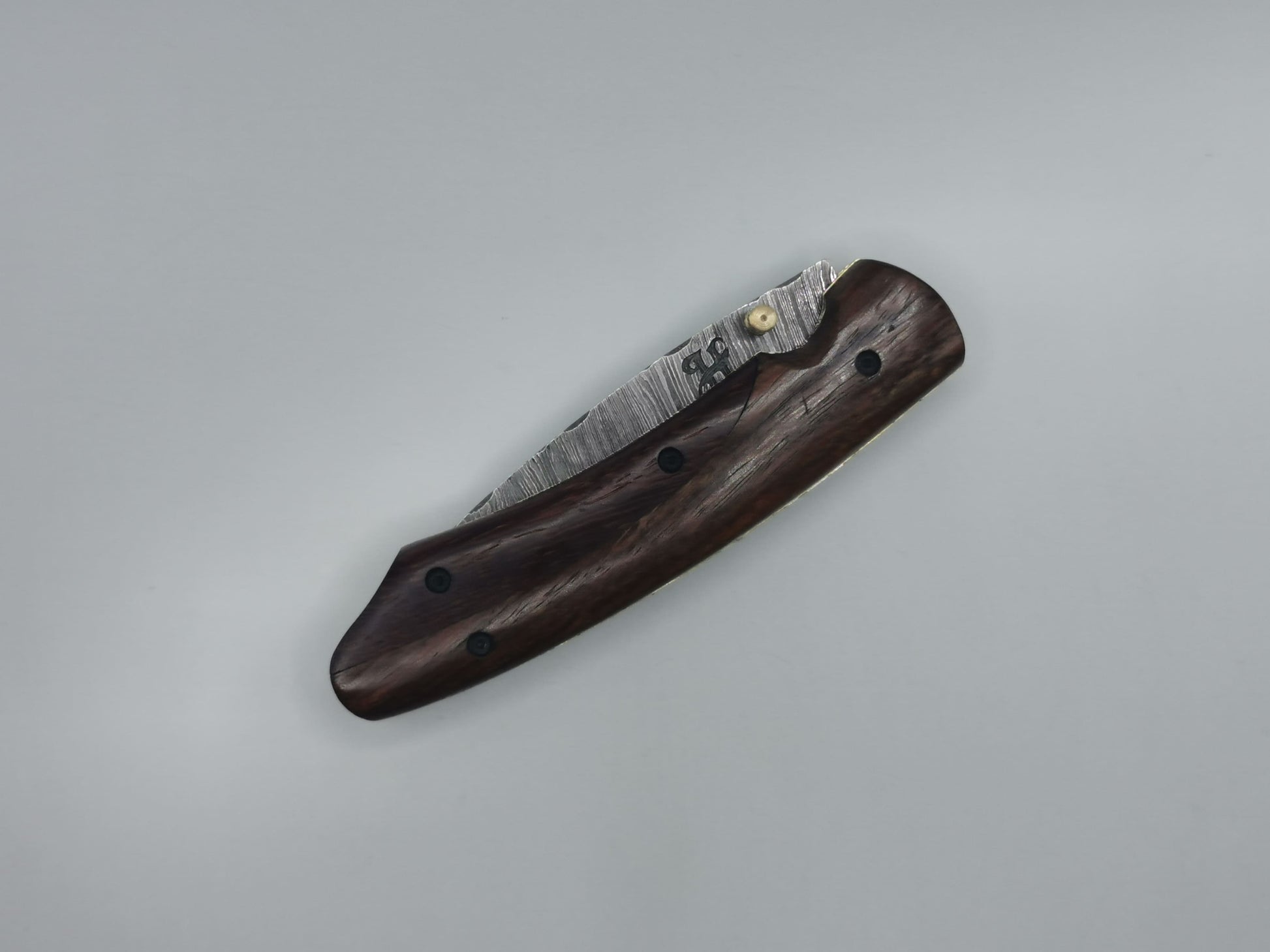 Couteau pliant fermé Le Baou bois de noyer coutellerie artisanale française