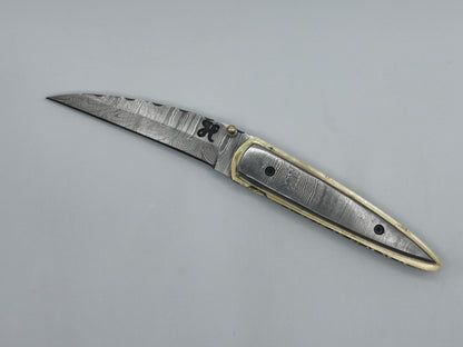 Couteau de poche pliant Le Ferranel en acier damas, manche acier damas et laiton – Hosteel Coutellerie