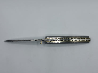 Couteau de poche Le Ferranel ouvert, vue de dessus, dos de lame guilloché

