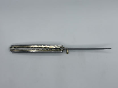 Vue de profil du couteau Le Ferranel ouvert, finitions laiton et acier damas
