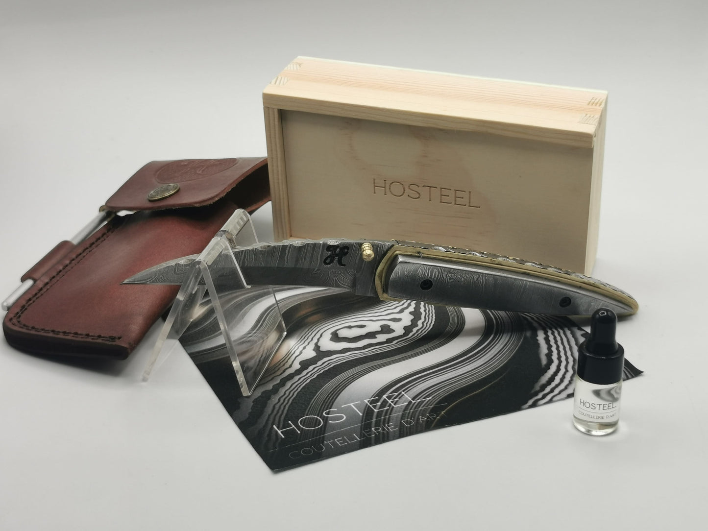 Coffret complet du couteau Le Ferranel Hosteel : couteau, étui cuir, boîte bois, huile d'entretien