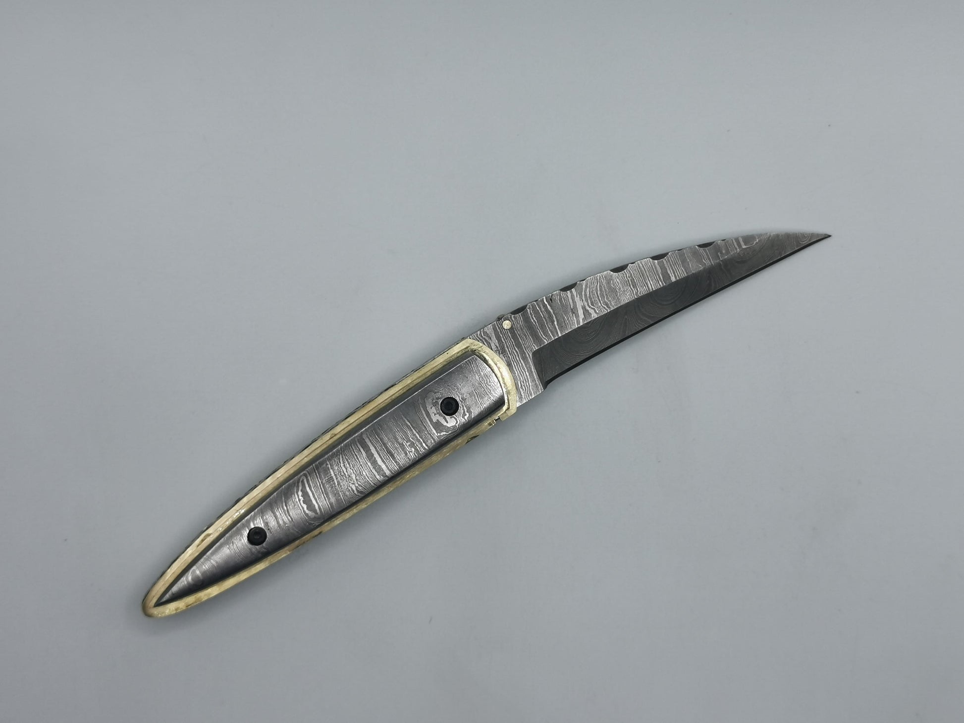Couteau pliant artisanal Le Ferranel ouvert, profil effilé en acier damas et laiton