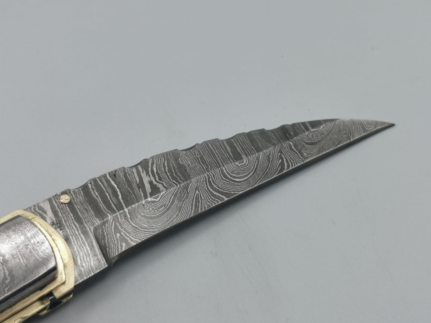 Zoom sur le tranchant et le grain damas de la lame du couteau Le Ferranel
