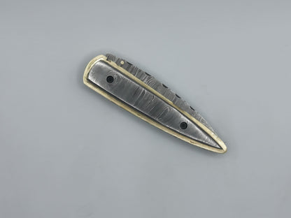 Vue rapprochée de la pointe du manche damas et laiton, couteau Le Ferranel Hosteel