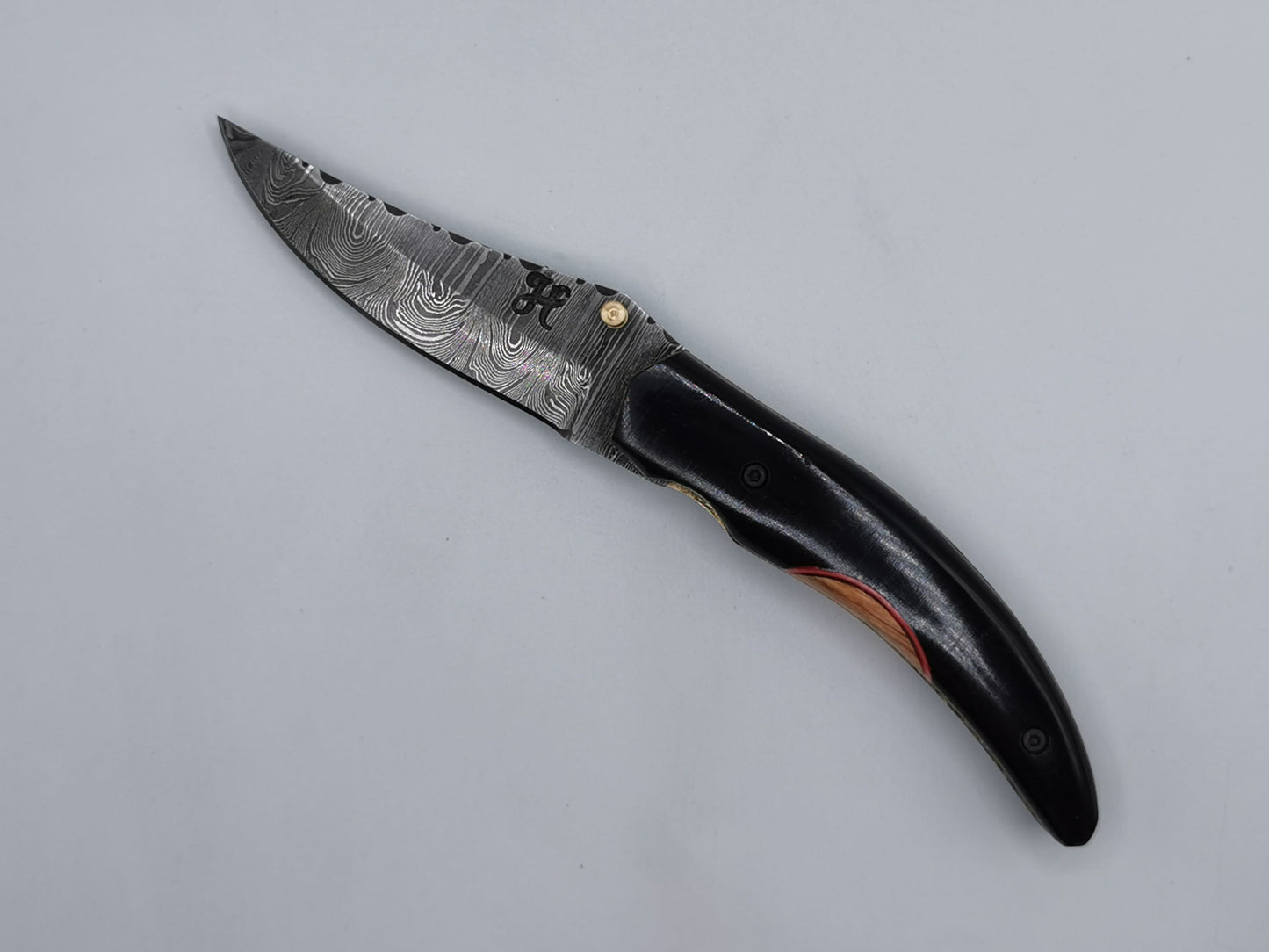 Couteau de poche en acier damas Le Levan ouvert, lame en acier damas et manche en corne de buffle noire à insert bois d'olivier – Hosteel