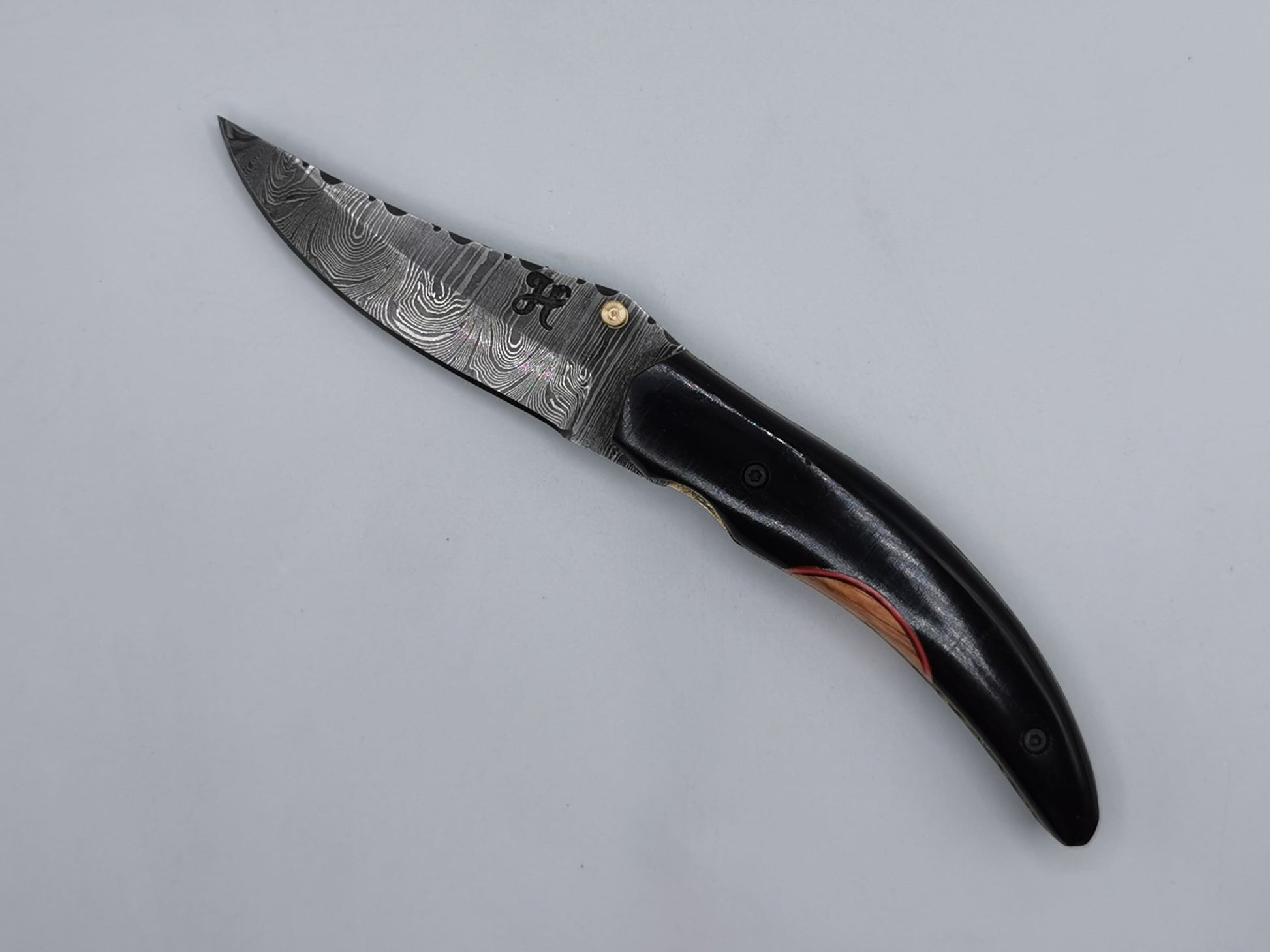 Couteau de poche en acier damas Le Levan ouvert, lame en acier damas et manche en corne de buffle noire à insert bois d'olivier – Hosteel