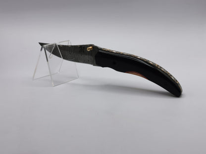 Couteau Le Levan présenté sur socle, lame en acier damas gravée du monogramme Hosteel