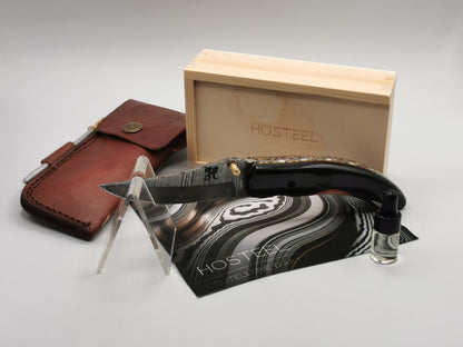 Coffret complet du couteau Le Levan : couteau, étui en cuir, coffret en bois gravé Hosteel et huile d'entretien