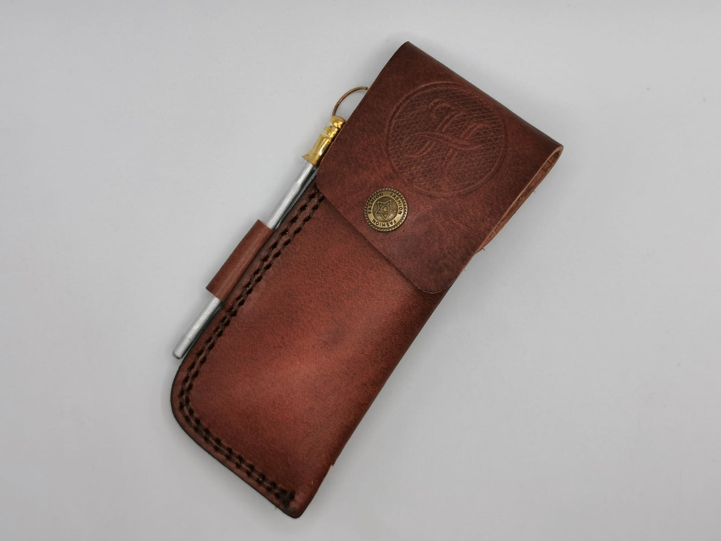Étui en cuir de vachette cousu main du couteau Le Levan – Hosteel, coutellerie d'art