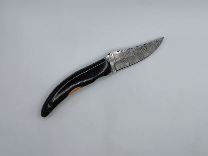 Couteau pliant Le Levan, vue d'ensemble de la lame en acier damas et du manche en corne noire
