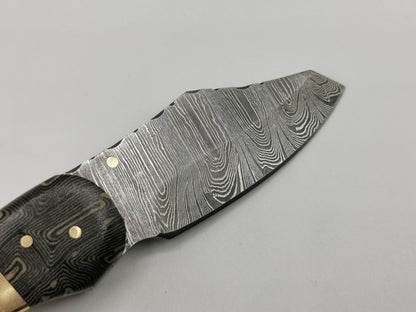 Détail pointe lame damas trempée 62 HRC couteau pliant Le Lou Venturi
