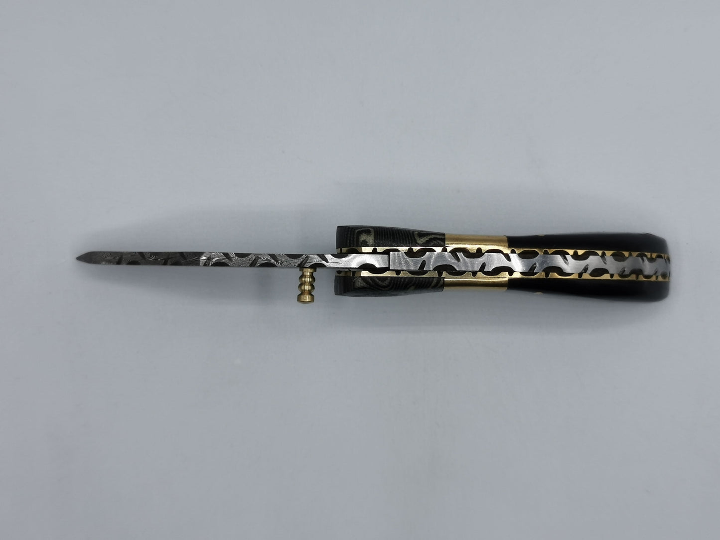 Couteau pliant ouvert Le Lou Venturi vue de dessus dos laiton ajouré style navette
