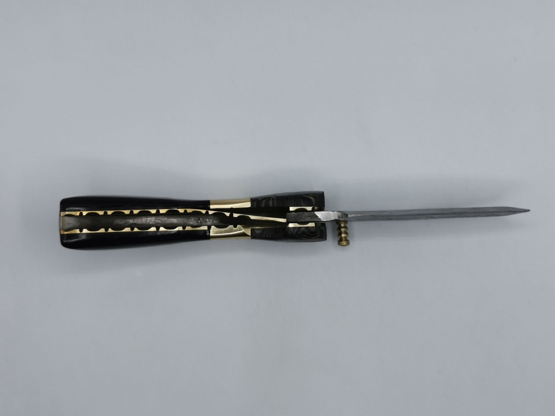 Vue de dessous couteau ouvert Le Lou Venturi lame damas mitres ouvragées
