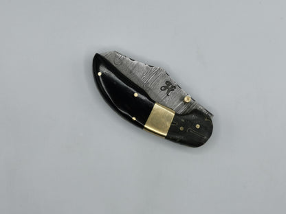 Couteau de poche fermé Le Lou Venturi manche micarta damas et corne de buffle
