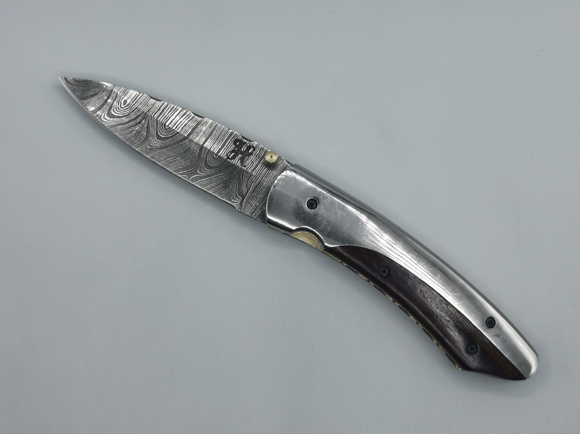 Couteau de poche pliant Le Luberon en acier damas, manche inox et bois de rose – Hosteel Coutellerie
