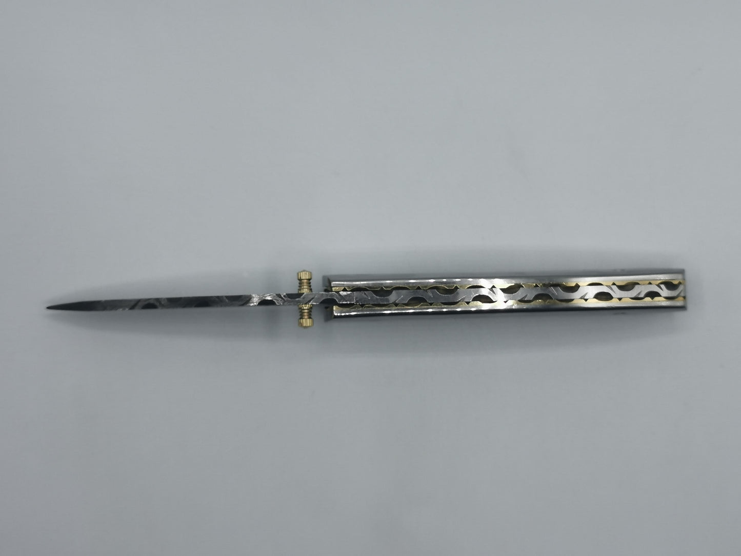 Couteau de poche Le Luberon ouvert, vue de dessus, dos de platine en laiton ciselé
