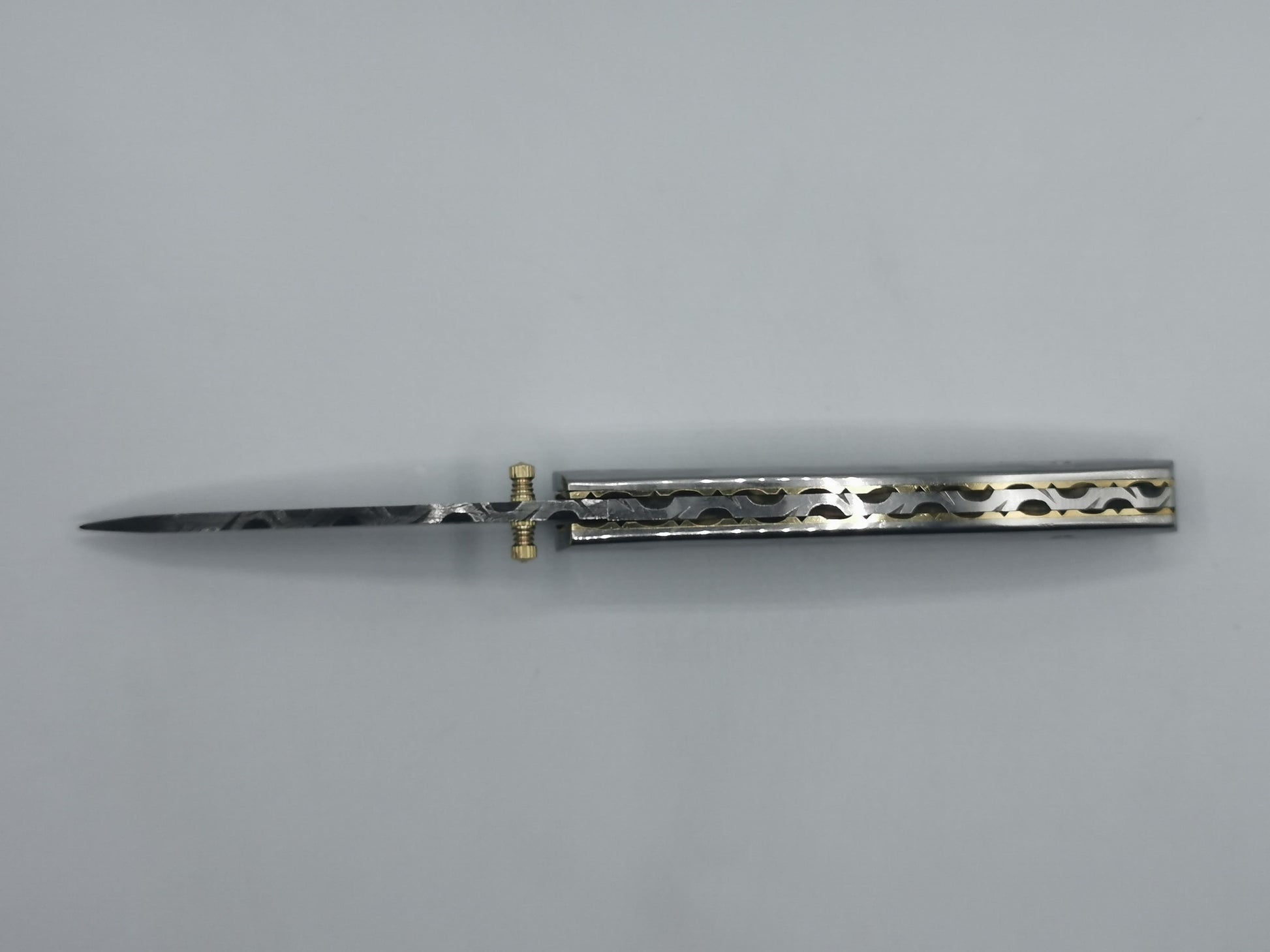 Couteau de poche Le Luberon ouvert, vue de dessus, dos de platine en laiton ciselé
