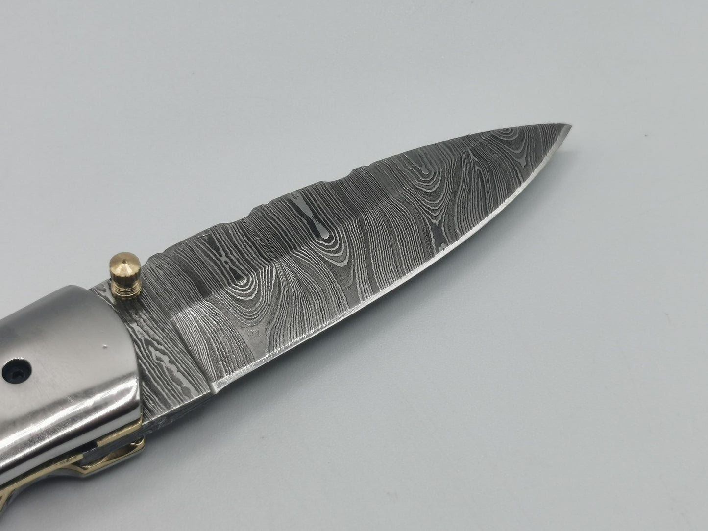 Zoom sur le tranchant et le grain damas de la lame du couteau Le Luberon