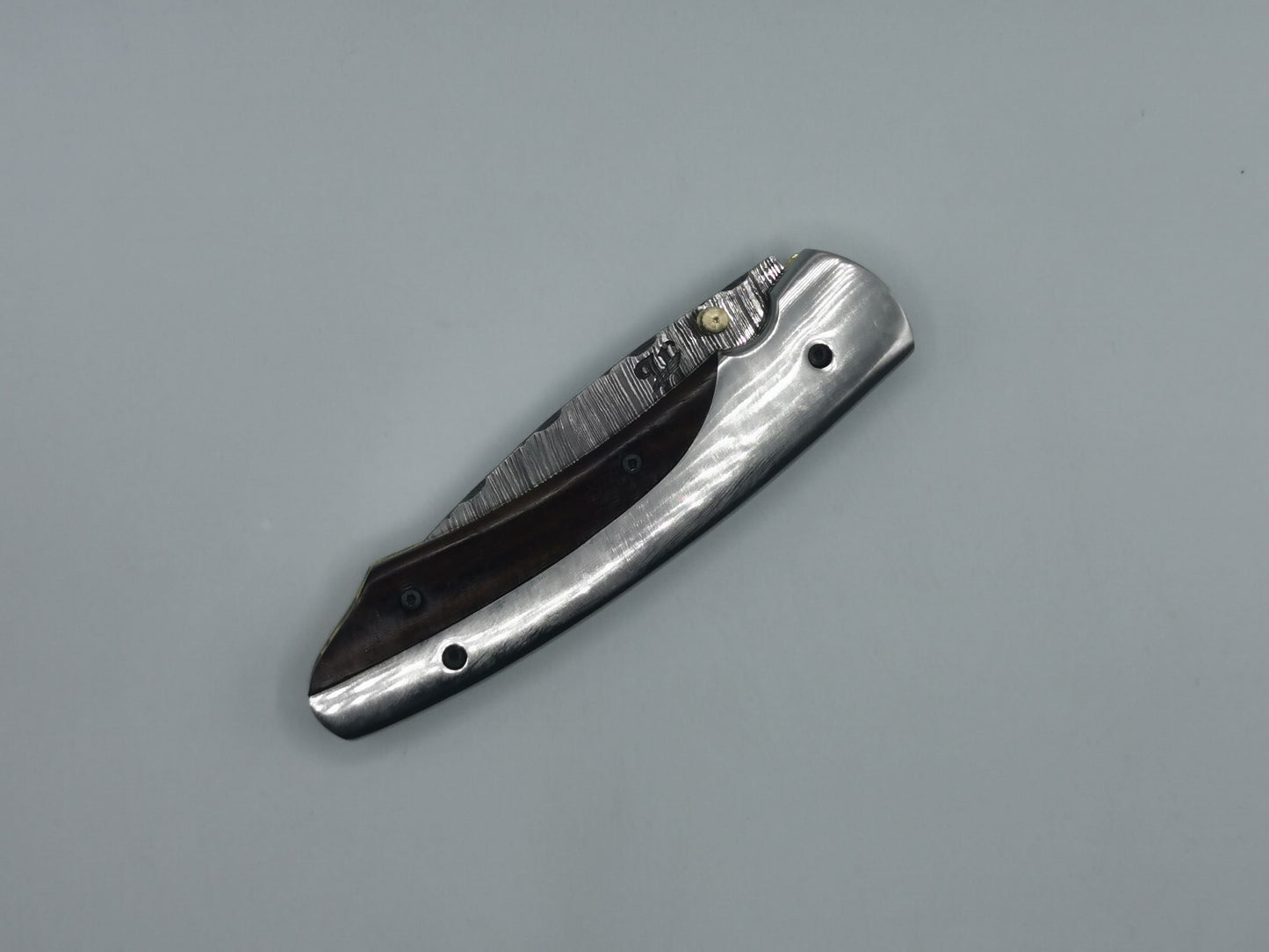 Couteau de poche Le Luberon fermé, vue de dessus, manche inox et bois de rose