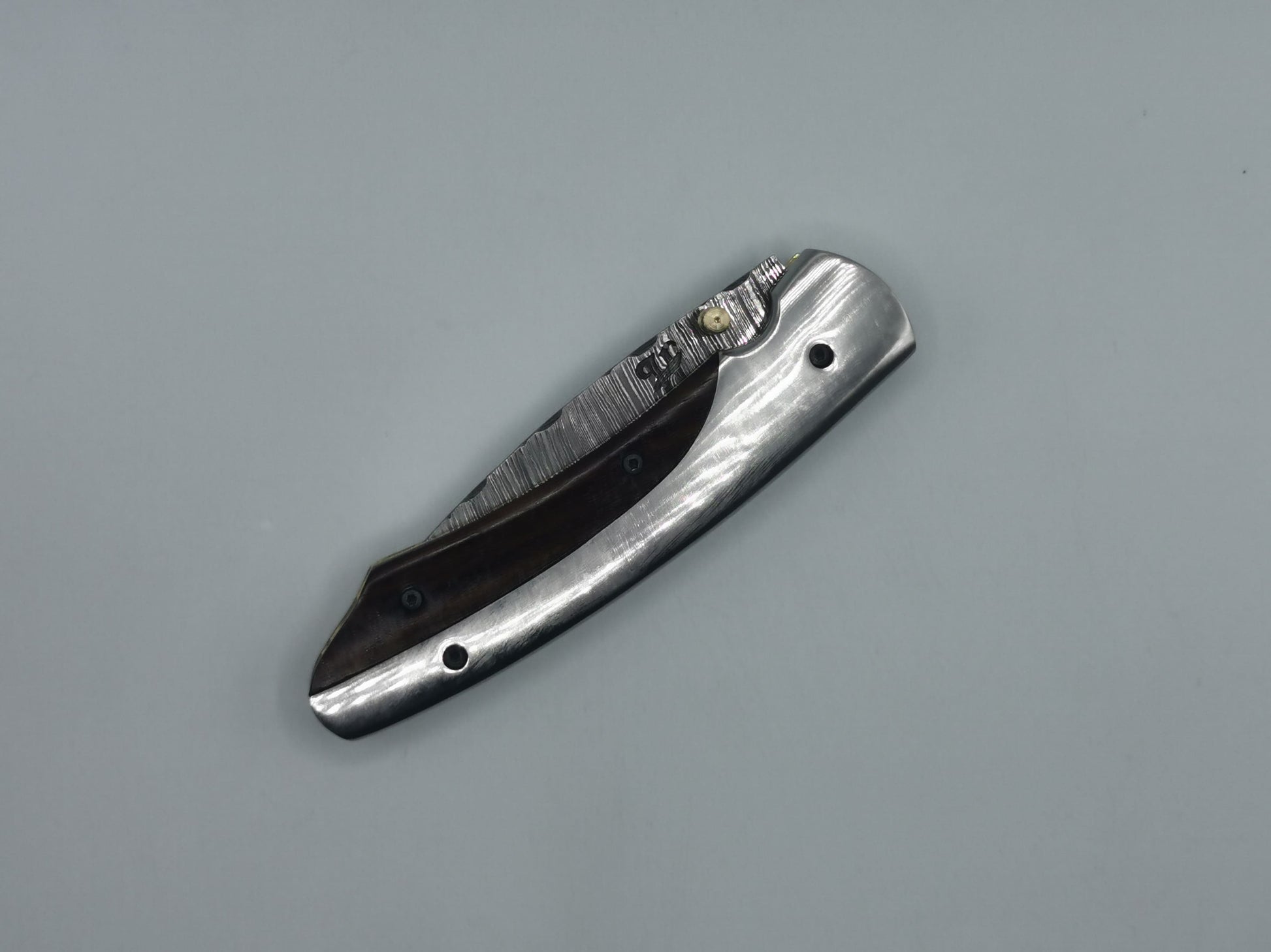 Couteau de poche Le Luberon fermé, vue de dessus, manche inox et bois de rose