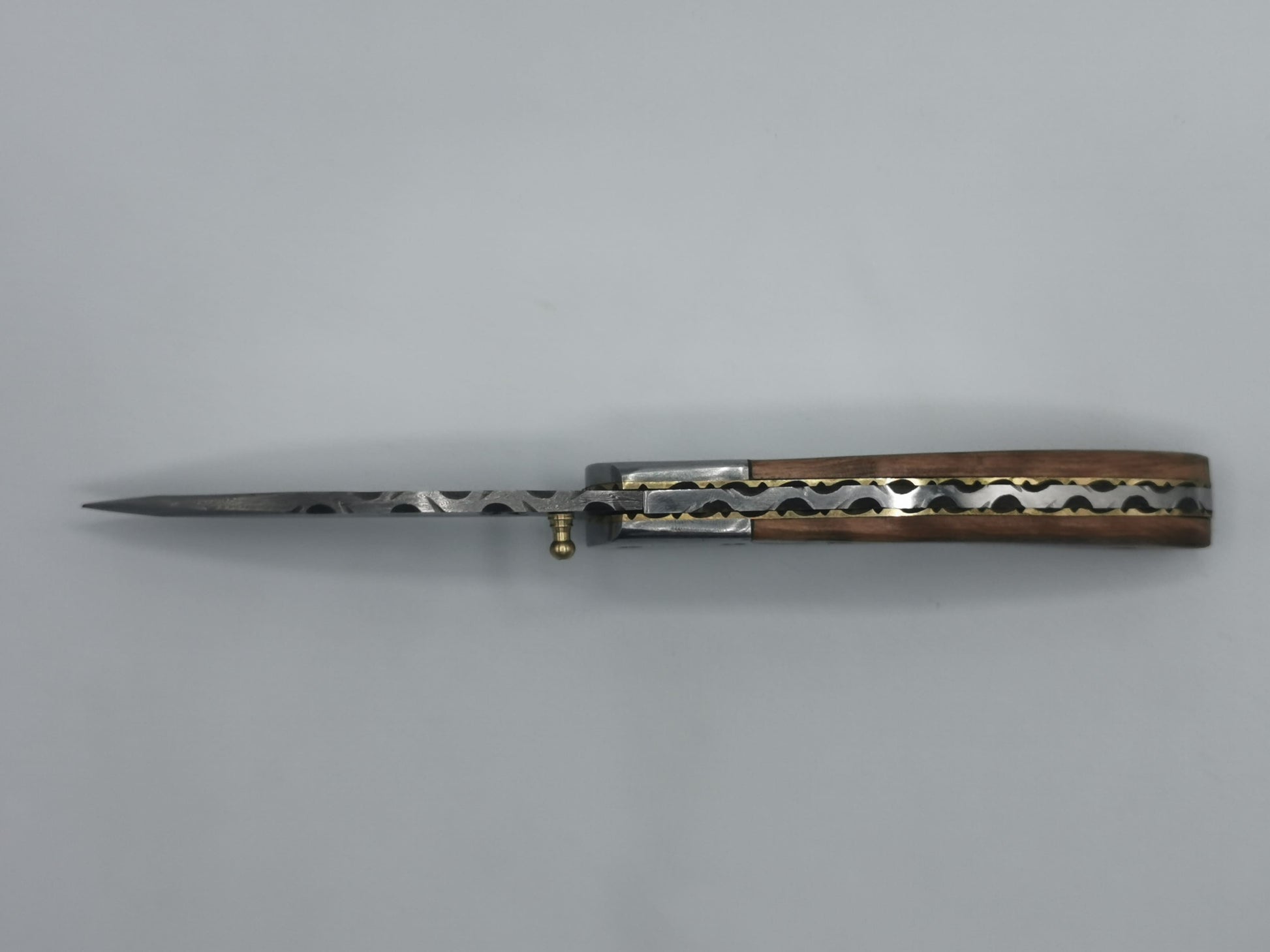 Couteau de poche Le Pagnol ouvert, vue de dessus, dos de lame
