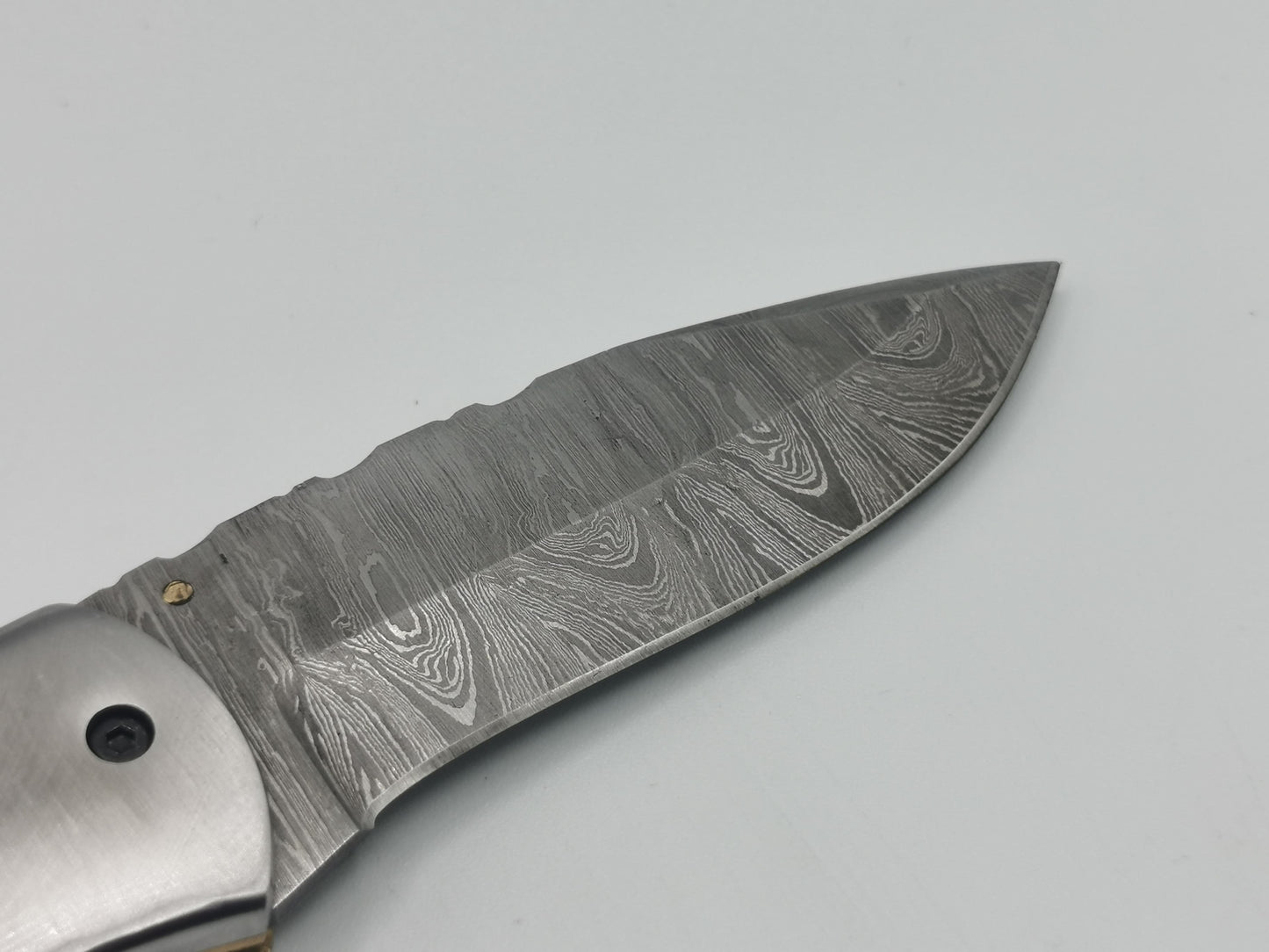 Zoom sur le tranchant et le grain damas de la lame du couteau Le Pagnol
