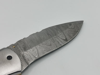 Zoom sur le tranchant et le grain damas de la lame du couteau Le Pagnol
