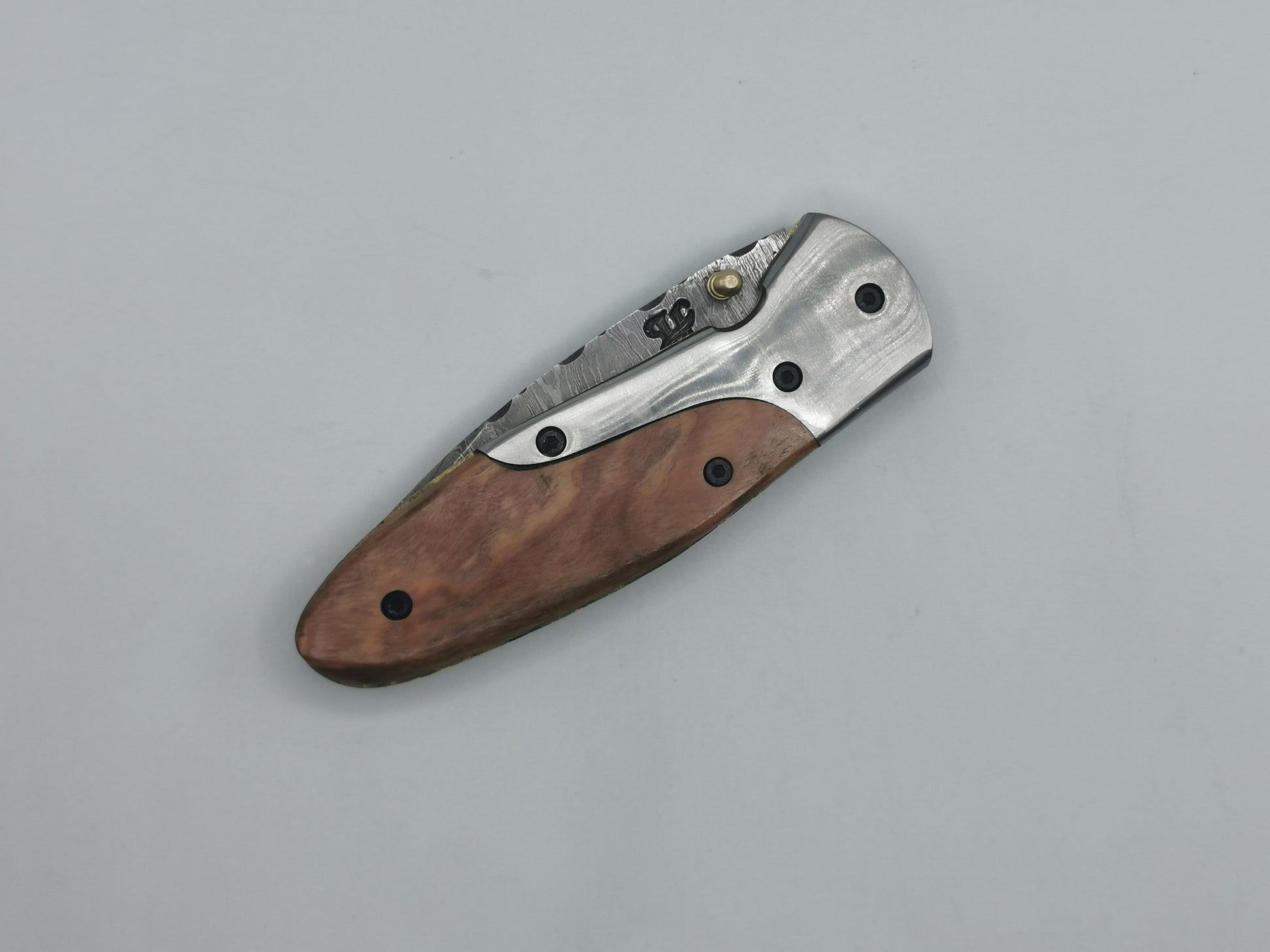 Couteau de poche Le Pagnol fermé, vue de dessus, manche olivier et inox
