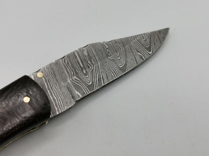 Détail pointe lame damas trempée 62 HRC couteau pliant Le Roucas