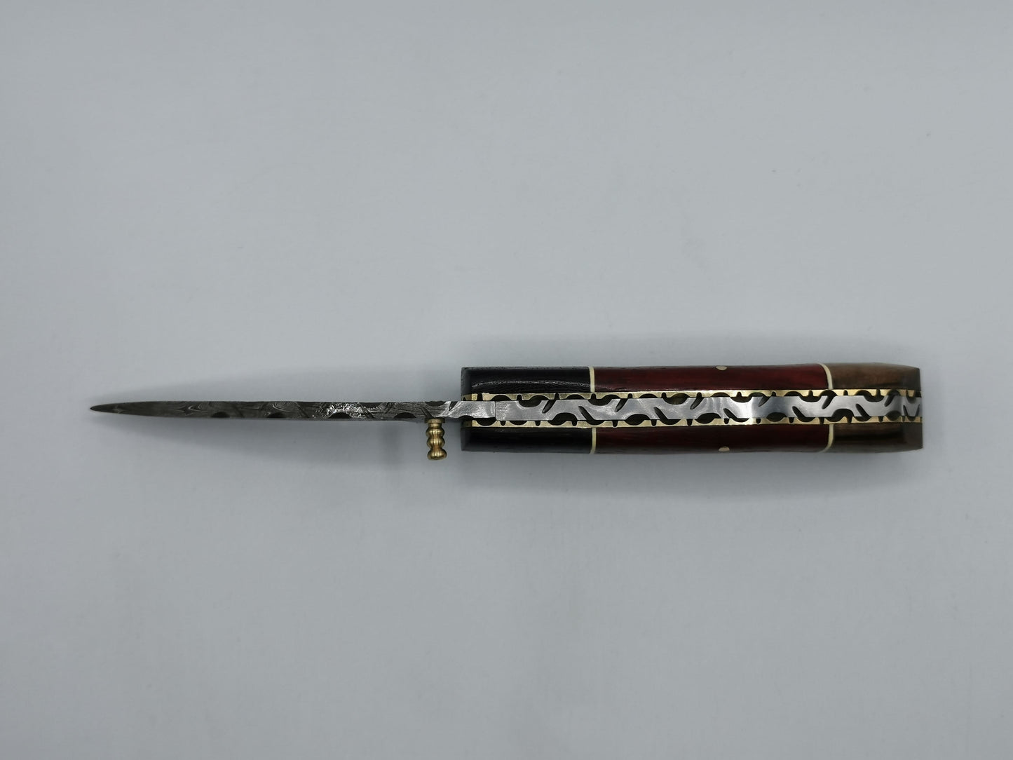 Couteau pliant ouvert Le Roucas vue de dessus dos laiton ajouré style navette
