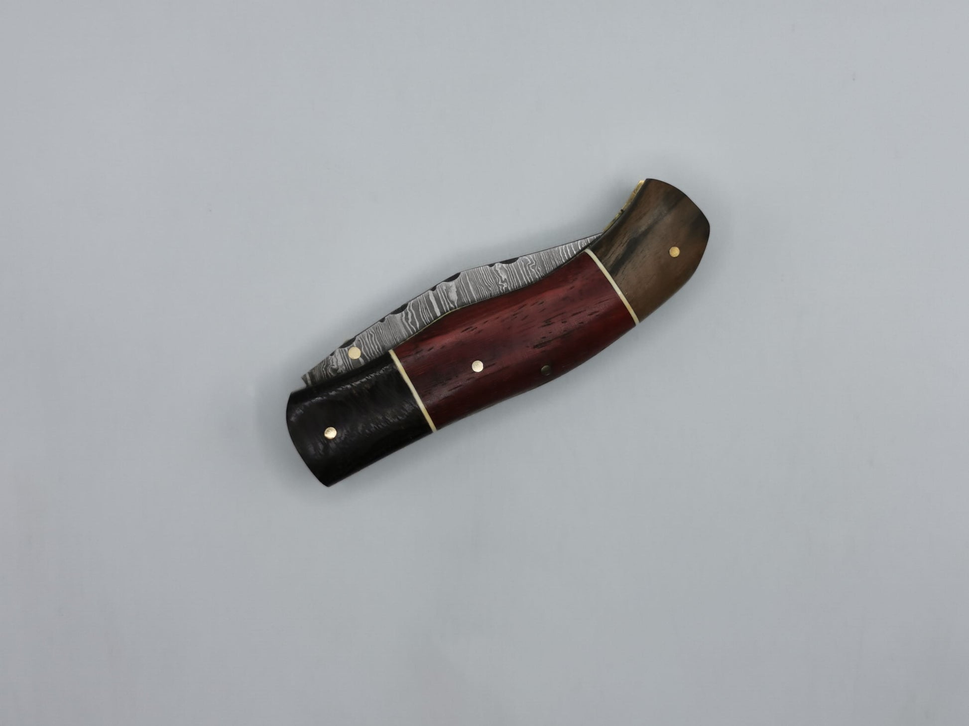 Couteau pliant fermé Le Roucas vue de dessus bois padouk et wengé