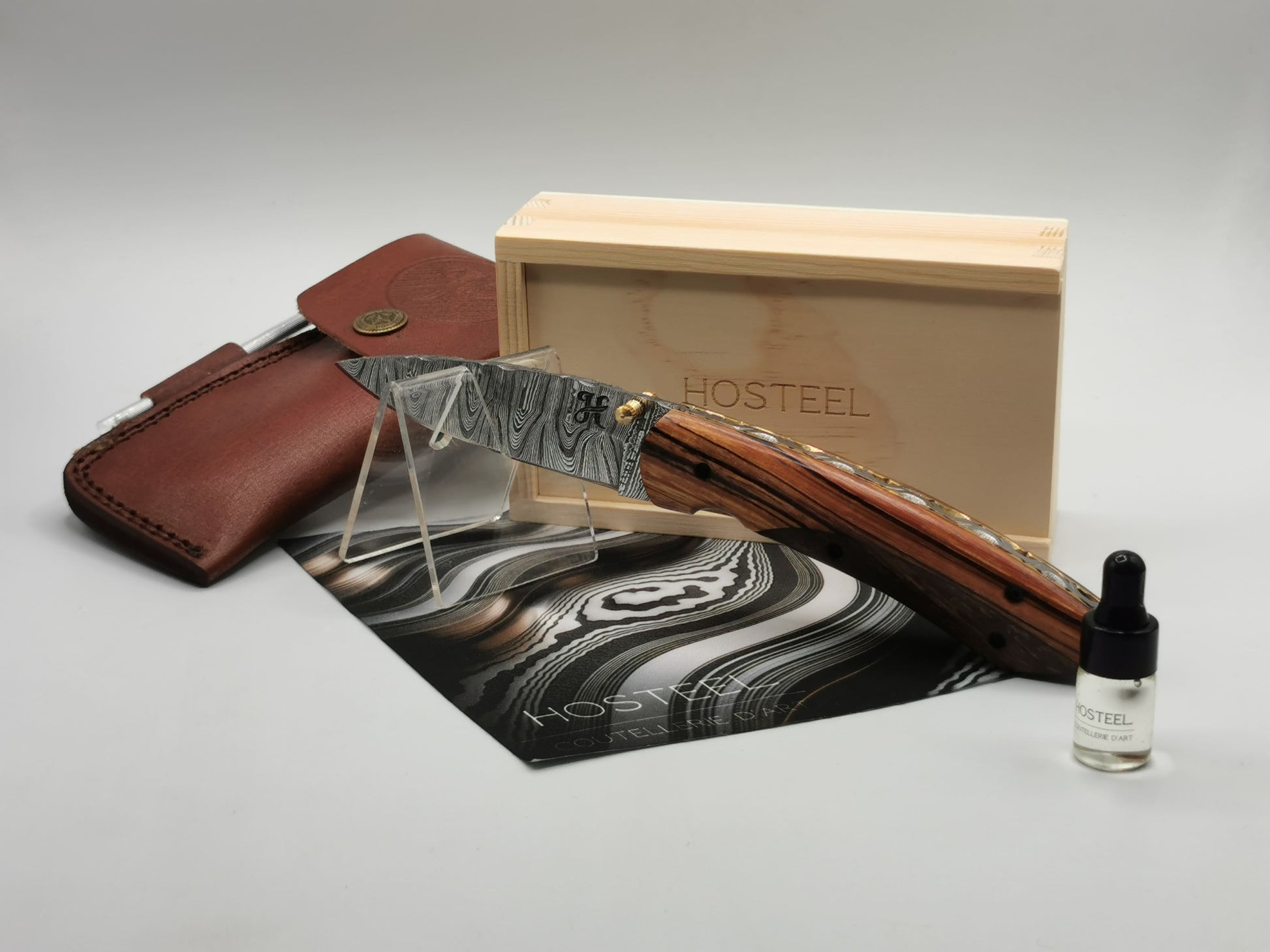 Coffret complet du couteau Le Santonier : couteau, étui en cuir, coffret en bois gravé Hosteel et huile d'entretien