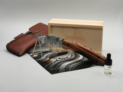 Coffret complet du couteau Le Santonier : couteau, étui en cuir, coffret en bois gravé Hosteel et huile d'entretien