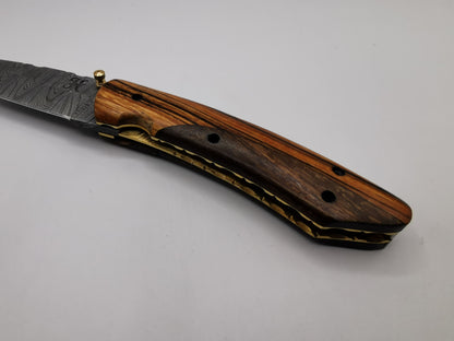 Détail du manche en bois de rose et padouk et de la mitre laiton du couteau Le Santonier – Hosteel