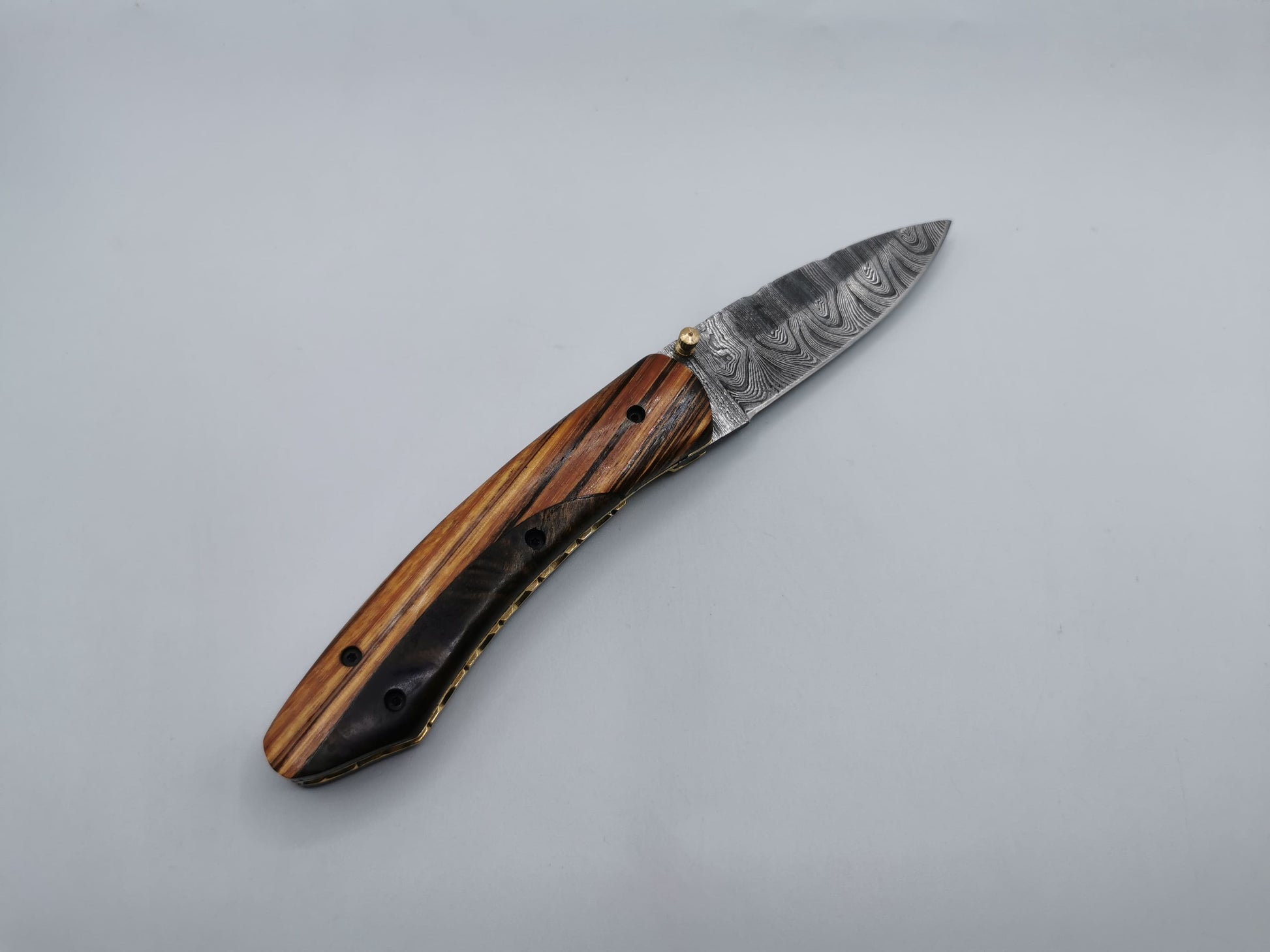 Couteau pliant Le Santonier, vue d'ensemble de la lame en acier damas martelée à la main – Hosteel