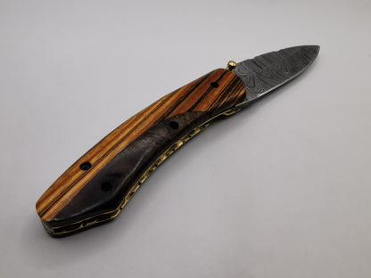 Gros plan sur le talon de lame et la mitre en acier damas du couteau Le Santonier – Hosteel