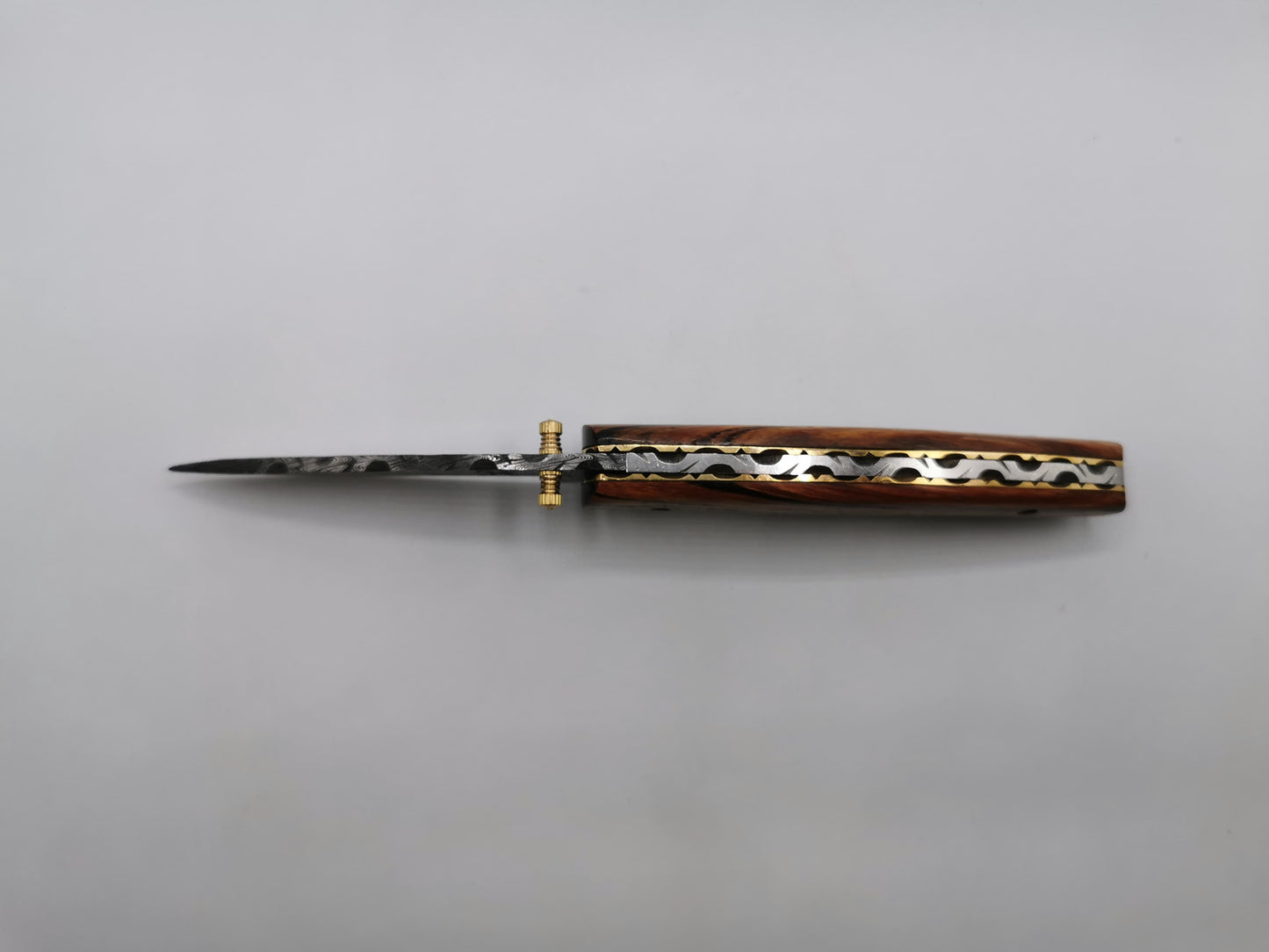 Couteau de poche Le Santonier fermé, vue verticale du manche en bois et de la lame en acier damas
