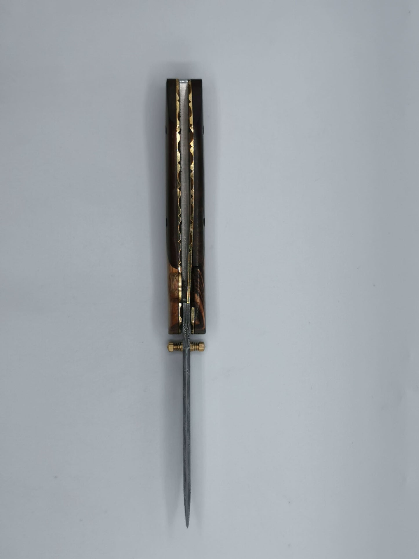 Couteau Le Santonier fermé, vue de profil du manche en bois de rose et padouk – Hosteel
